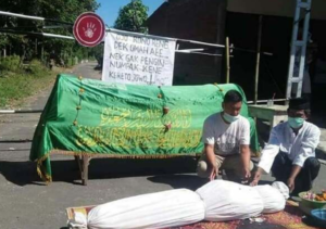 Viral, Taruh Keranda Mayat Ditengah Jalan Ternyata Ini Tujuanya