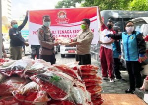 Peduli Tenaga Kesehatan, Polda Malut Salurkan 300 Sak Beras Ke RSUD dr. Chasan Bosoeiri