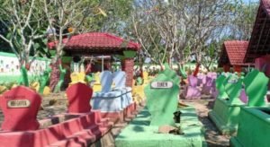 Keren ! Makam Warna Warni Di Madiun Bikin Kesan Seramnya Hilang