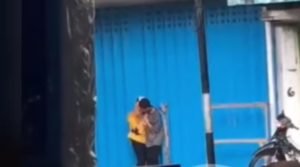Viral Pasangan Muda Mudi Lakukan Hal Tak Senonoh di Trotoar