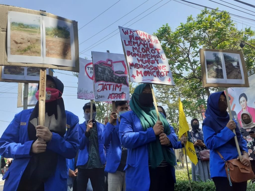 Hari Bhayangkara ke 74 Polres Mojokerto Dihadiahi Demo Oleh PMII Mojokerto