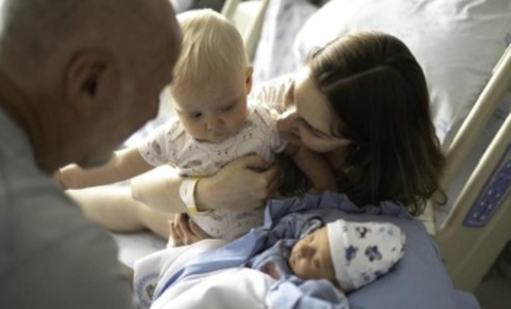 Viral Video Wanita Melahirkan di Parkiran