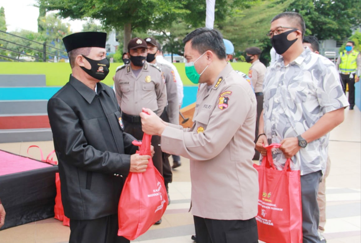 Alumni AKPOL 92 Bagikan 500 Paket Sembako Kepada Warga Di Ternate