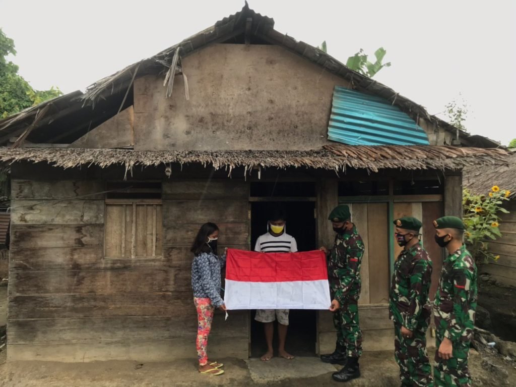 Menumbuhkan Rasa Patriotisme, Satgas Yonarmed 9 Kostrad Membagikan Bendera Merah Putih Ke Warga Tobelo