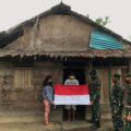Menumbuhkan Rasa Patriotisme, Satgas Yonarmed 9 Kostrad Membagikan Bendera Merah Putih Ke Warga Tobelo