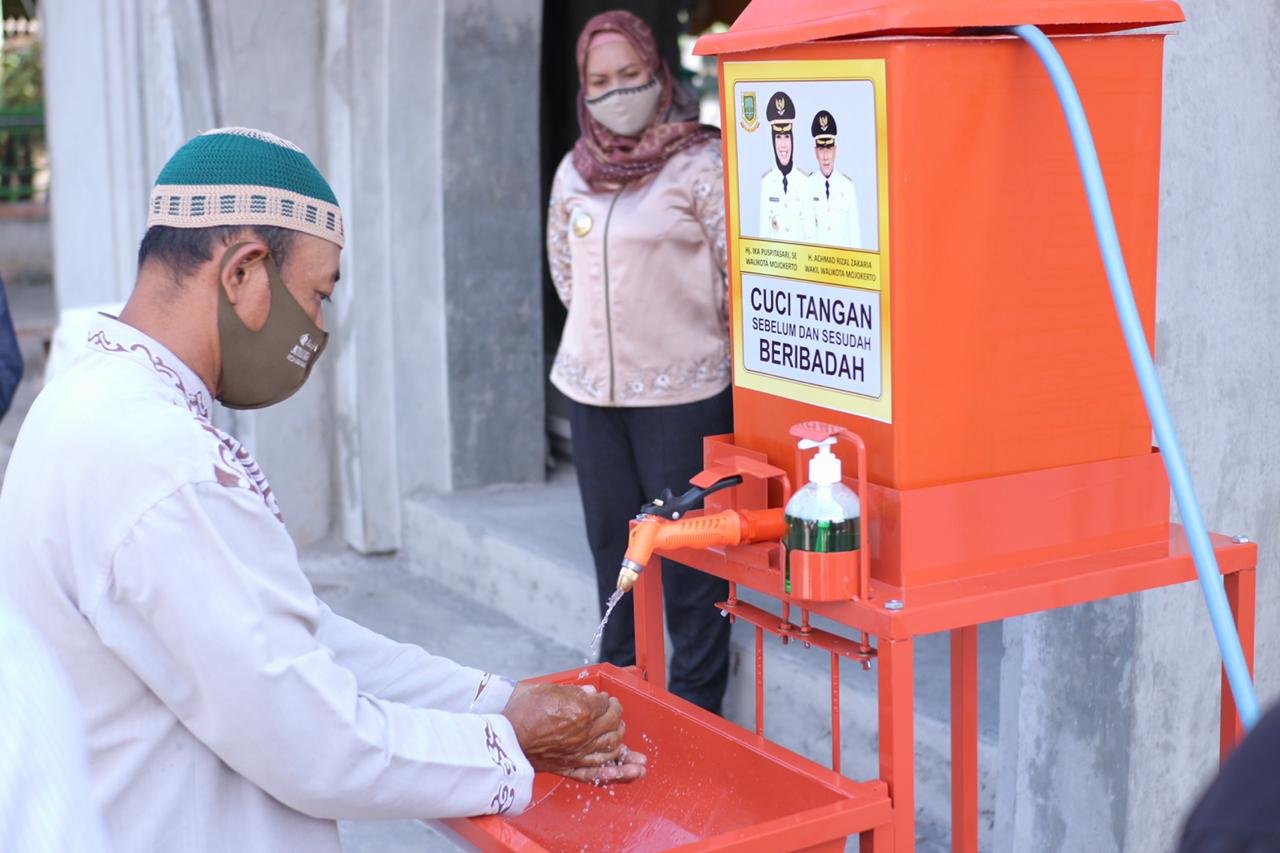 Ning Ita Bagikan Ratusan Alat CTPS Pedal Untuk Masjid