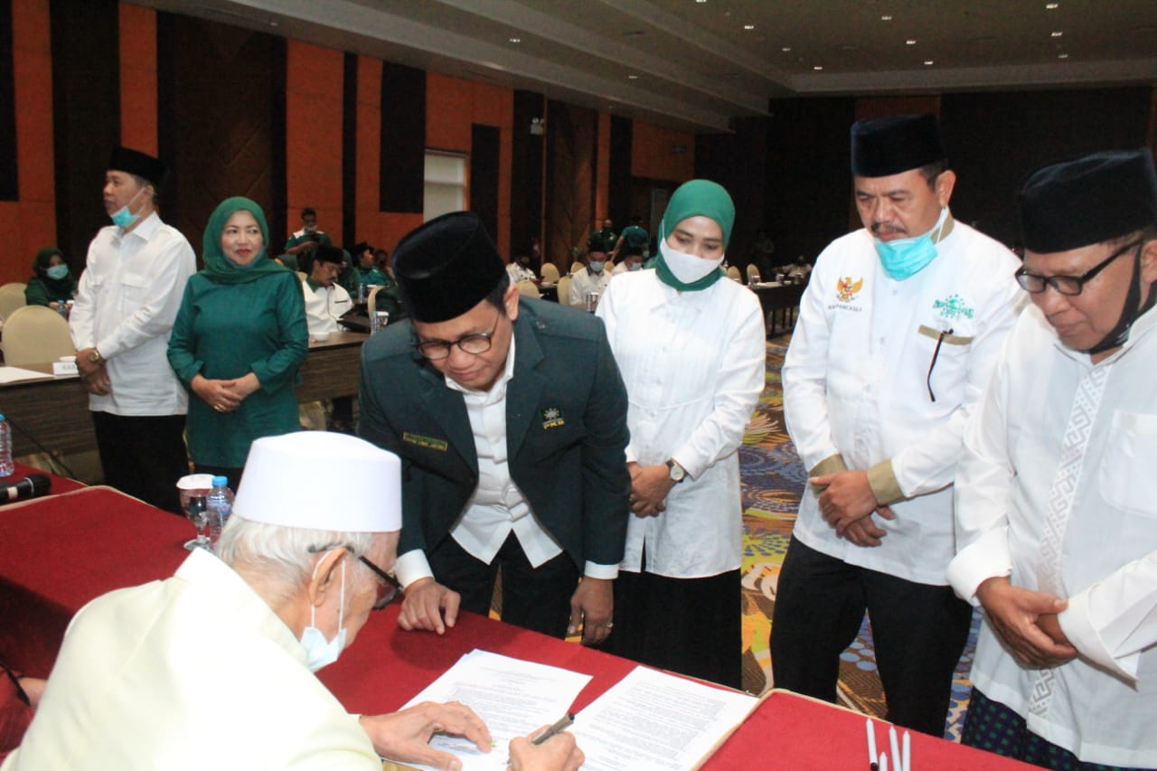 Nderek Kiyai Sampai Mati, Mas Pung - Mbak Titik Masudah dibaiat, PKB Mojokerto Siap Kawal Sampai Menang.