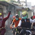 Gubenur Khofifah Gowes Bareng Wali Kota Mojokerto Sambil Bagi Masker