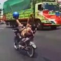 Viral, Atraksi Setir Motor Pake Satu Kaki di Jalan Raya, Pelaku Terancam Ditindak