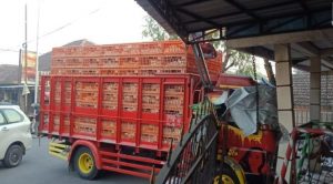 Truk Ayam Potong Tabrak Rumah, Ini Kronologisnya