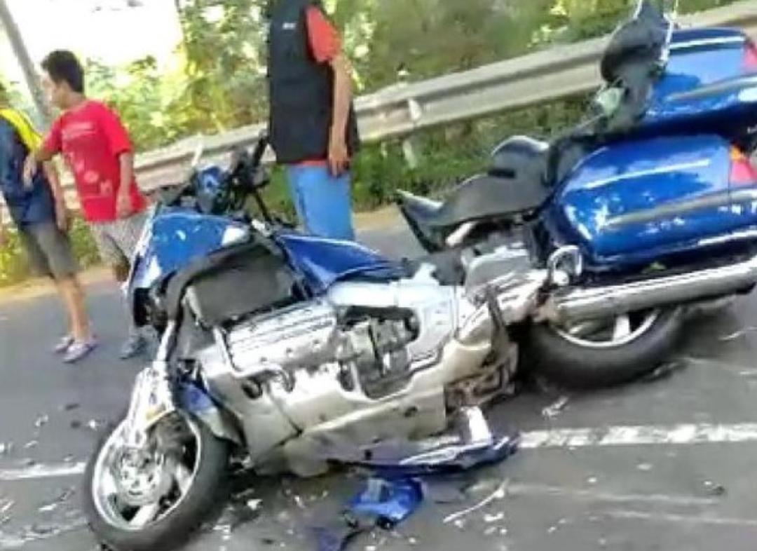 Harley Davidson Adu Moncong Dengan Truk Pengendara Alami Patah Tulang