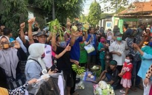 Ratusan Pedagang Pasar Kedurus Blokade Jalan, Ini Alsanya