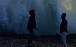 Asik Berswa Foto di Puthuk Lesung Wisatawan Diterjang Ombak