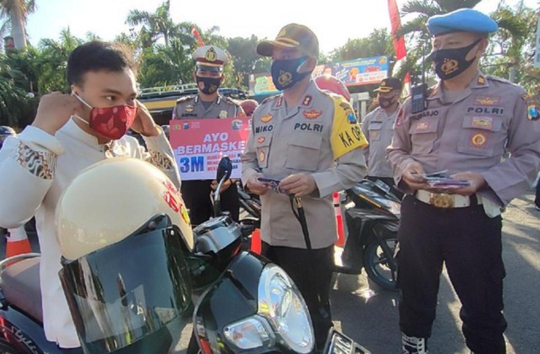 Polresta Kediri Bagikan Ribuan Masker