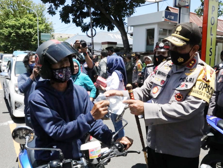 Menuju Pilkada 2020, Polda Malut Bagikan 190.000 Masker Ke Masyarakat