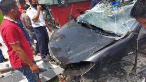 Daihatsu Xenia Jadi Korban Perlintasan Kereta Api Tanpa Palang Pintu di Malang