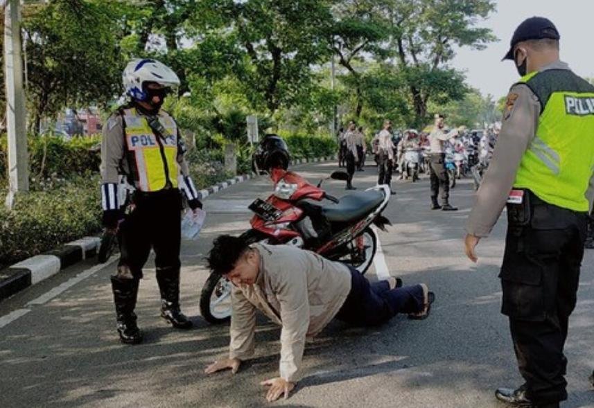 Tak Patuhi Protokol Kesehatan, Pengendara di Surabaya Wajib Push Up