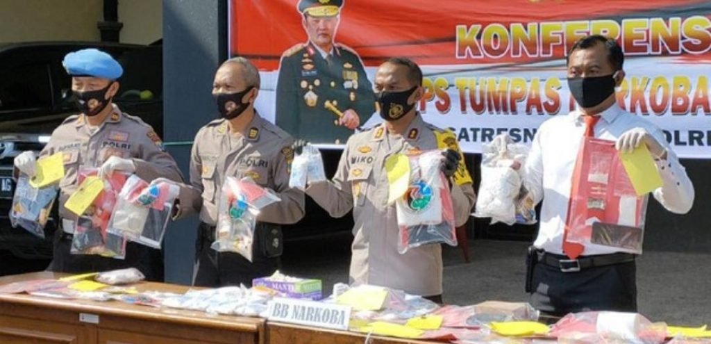 Pengedar Narkoba Di Kediri Berhasil Dibekuk, Ribuan Pil Double L Disita