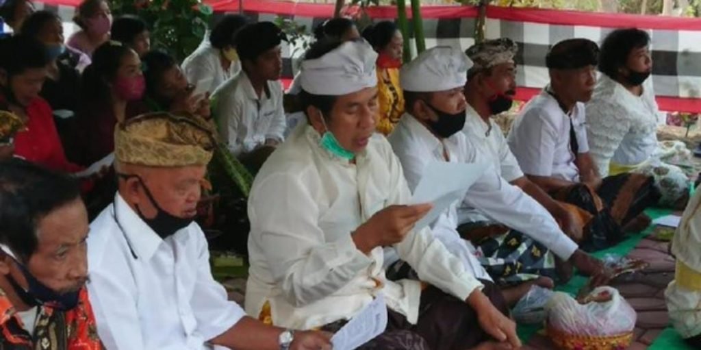 Doa Di Hari Raya Galungan di Pura Jagad Tulungurip