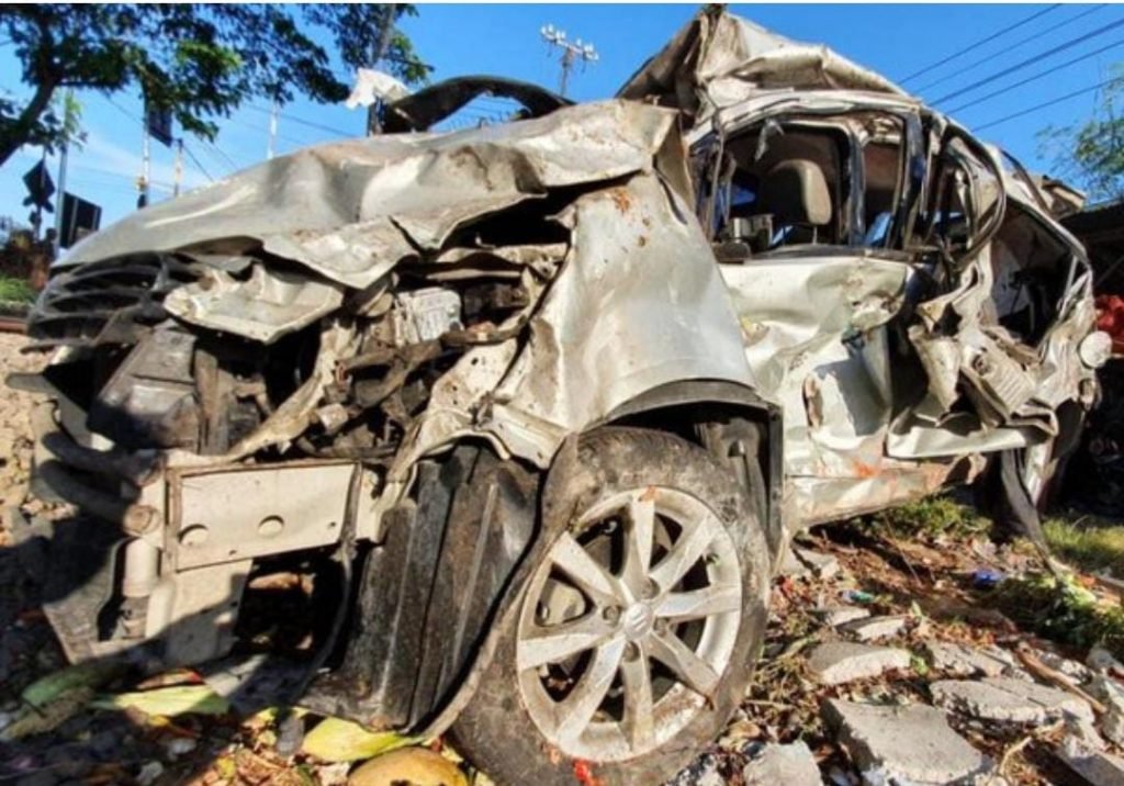 Suzuki Splash Ringsek Tertabrak Kereta Api, Ibu Ibu Meninggal Di TKP