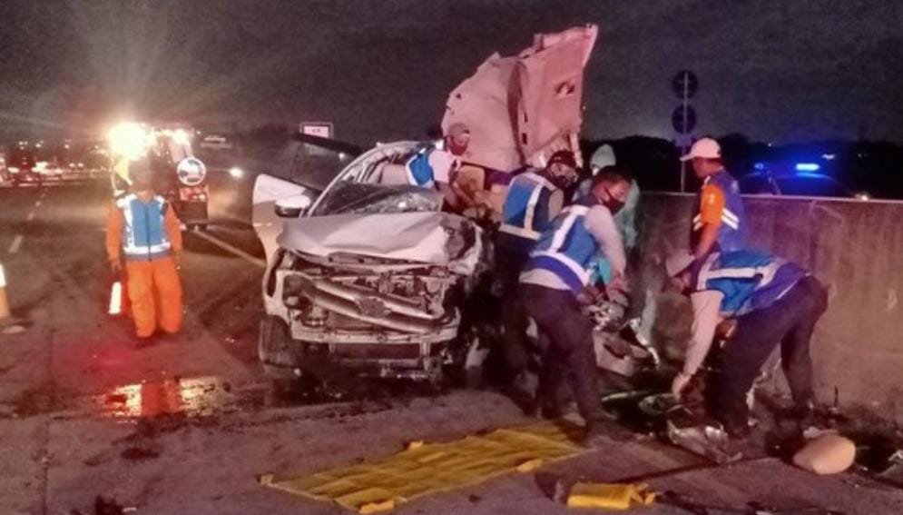 Toyota Innova Ringsek, Santap Truk Dengan Kecepatan Tinggi Di Tol Sumo