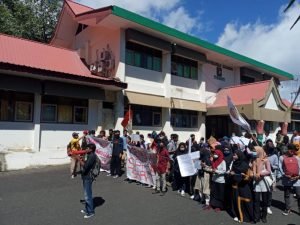 Gelar Aksi, Front Mahasiswa FKIP Menggugat, Menuntut Cabut SK Rektor Dan Cabut Aturan SPI Di Unkhair