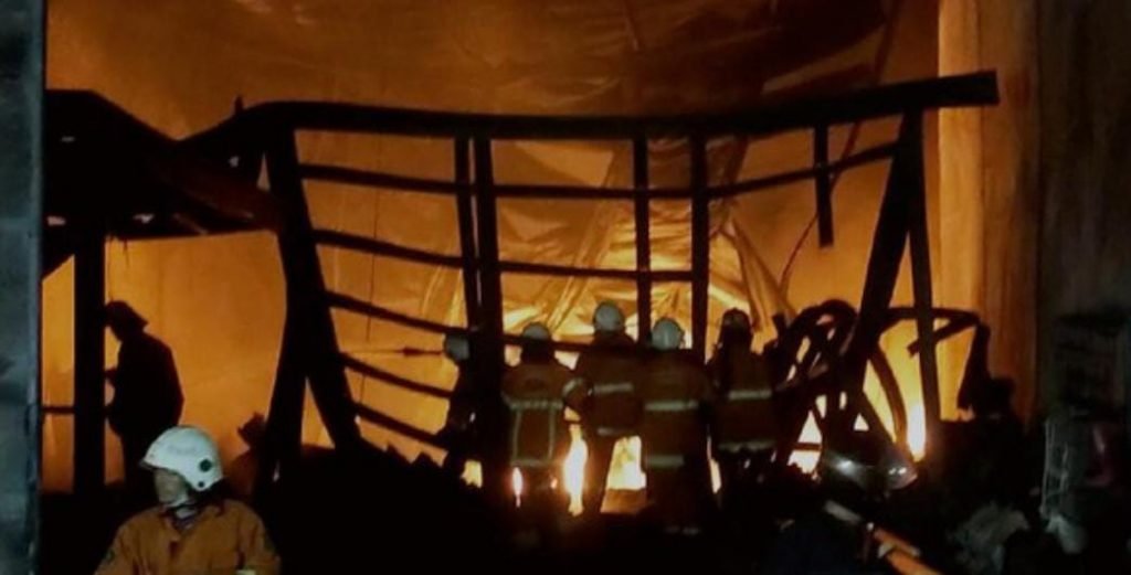 Gudang Di Margomulyo Terbakar, Ini Jumlah Damkar Yang Turun
