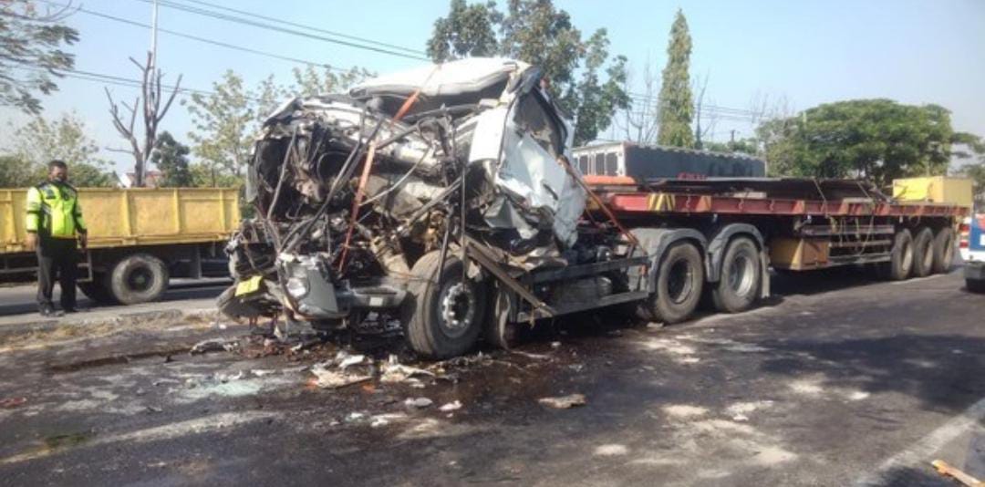 Alami Rusak Parah, Truk Bermuatan Besi Tabrak Truk Bermuatan Besi