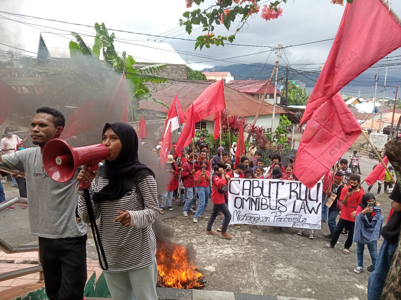 Tolak RUU Omnibus Law, LMND Dan API Kartini Kepung Kantor DPRD Ternate