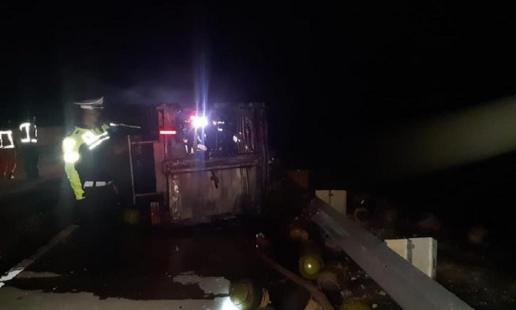 Truk Terbakar Di Tol Ngawi – Kertosono, Ini Sebabnya