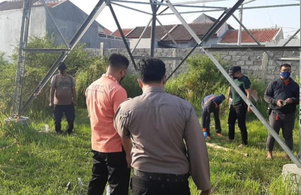 Pria Tewas Gantung Diri Di SUTET Hebohkan Warga