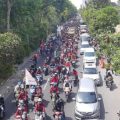 Jalan Ahmad Yani Surabaya Diblokade Oleh Ribuan Massa Buruh