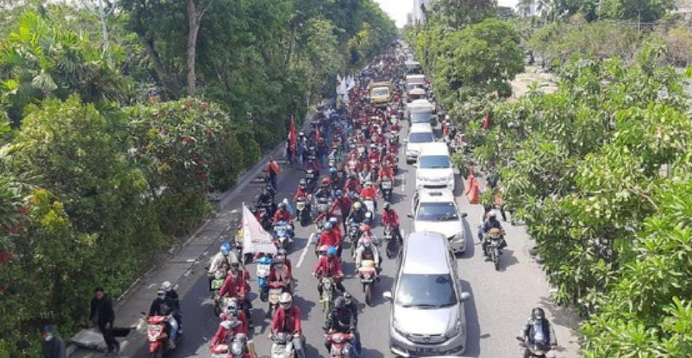 Jalan Ahmad Yani Surabaya Diblokade Oleh Ribuan Massa Buruh