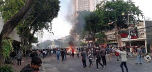 Api Berkobar Ditengah Jalan, Demo Tolak Omnibus Law di Grahadi Surabaya Berujung Ricuh