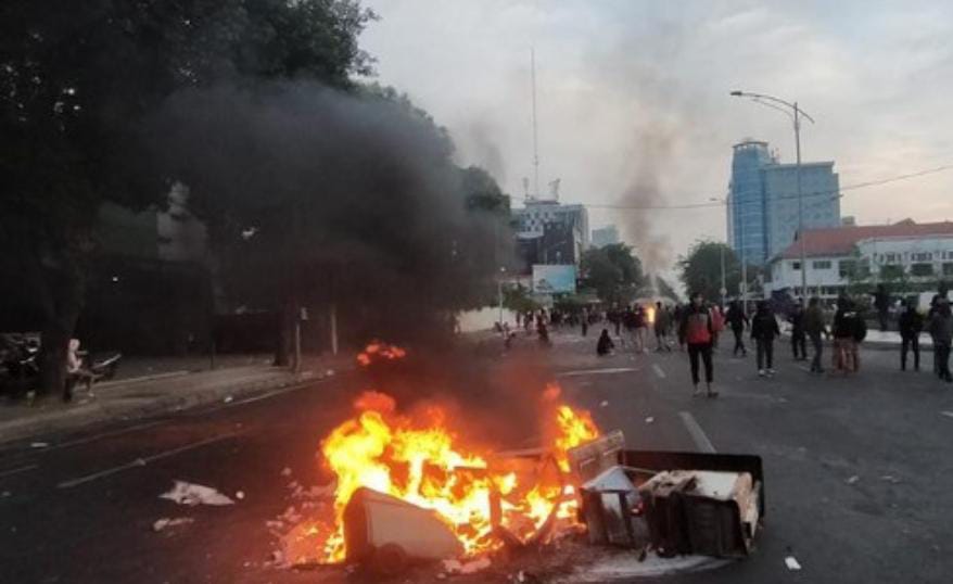 Demonstran Tolak Omnibus Law di Surabaya Dipukul Mundur
