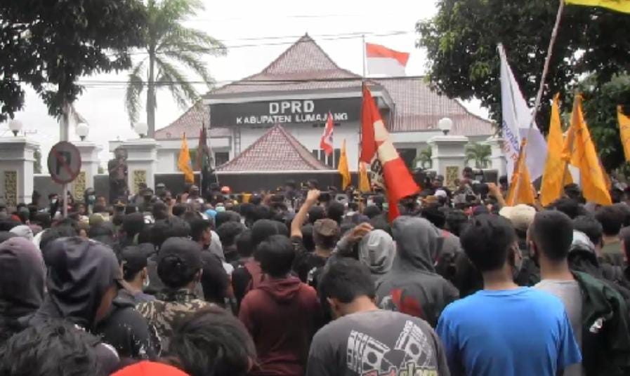 Demo Tolak Omnibus Law Di Lumajang Bentrok