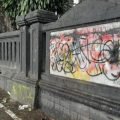 Aksi Demo Tolak Omnibus Law di Malang Coret Pagar Papan Nama Gedung DPRD