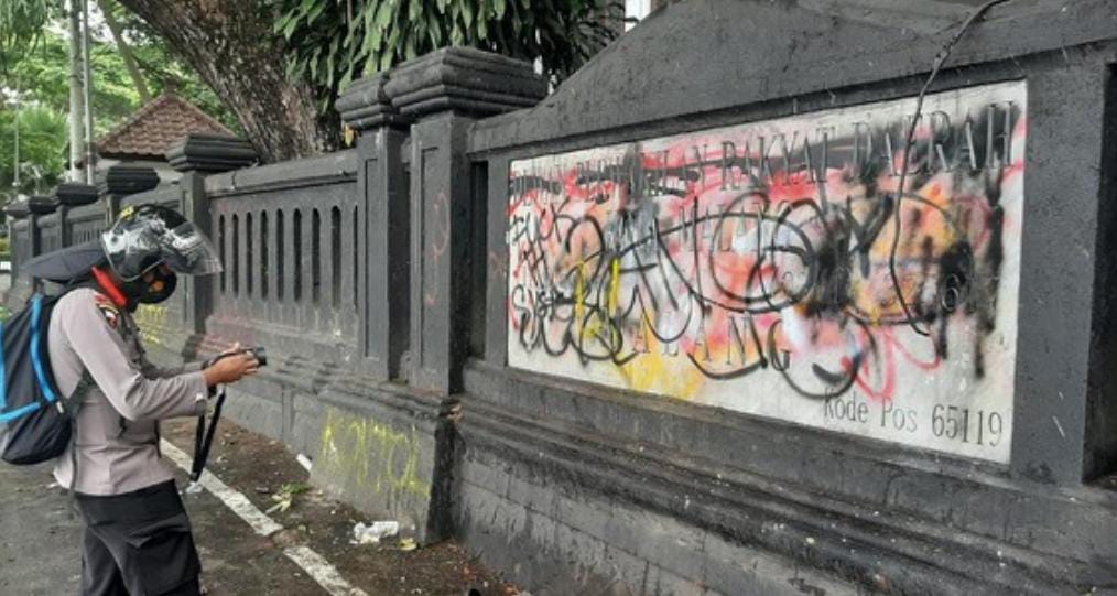 Aksi Demo Tolak Omnibus Law di Malang Coret Pagar Papan Nama Gedung DPRD