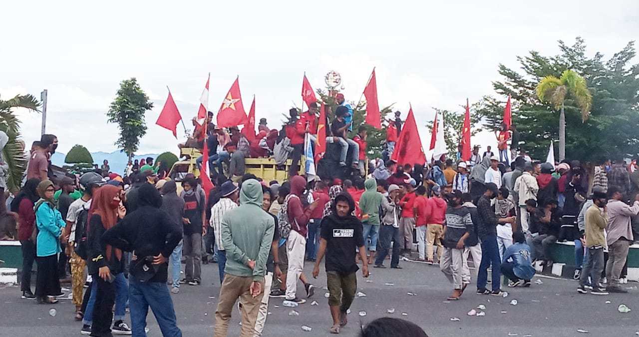 Tolak UU Cipta Kerja Gabungan Organisasi Cipayung Dan OKP Macetkan Kota Ternate Dalam Aksi Unjuk Rasa
