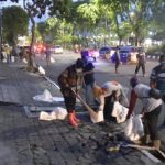 16 Serikat Buruh Demo Tolak Omnibus law, Walikota Surabaya Bersihkan Batu Dijalanan