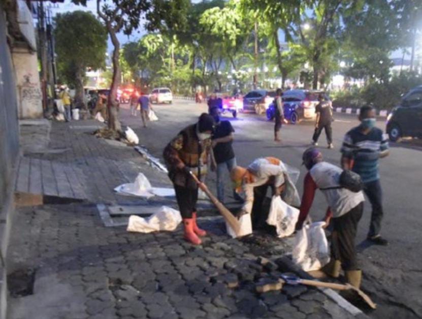 16 Serikat Buruh Demo Tolak Omnibus law, Walikota Surabaya Bersihkan Batu Dijalanan