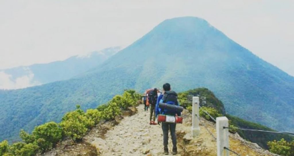 Dua Pemuda Laki-laki Berpose Seksi di Gunung Tanpa Sehelai Benang di Tubuhnya