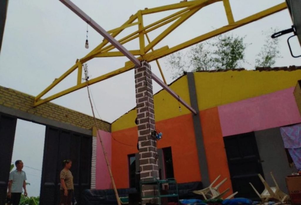 Hujan Disertai Angin Kencang Melanda Mojokerto dan Merusak Rumah Warga