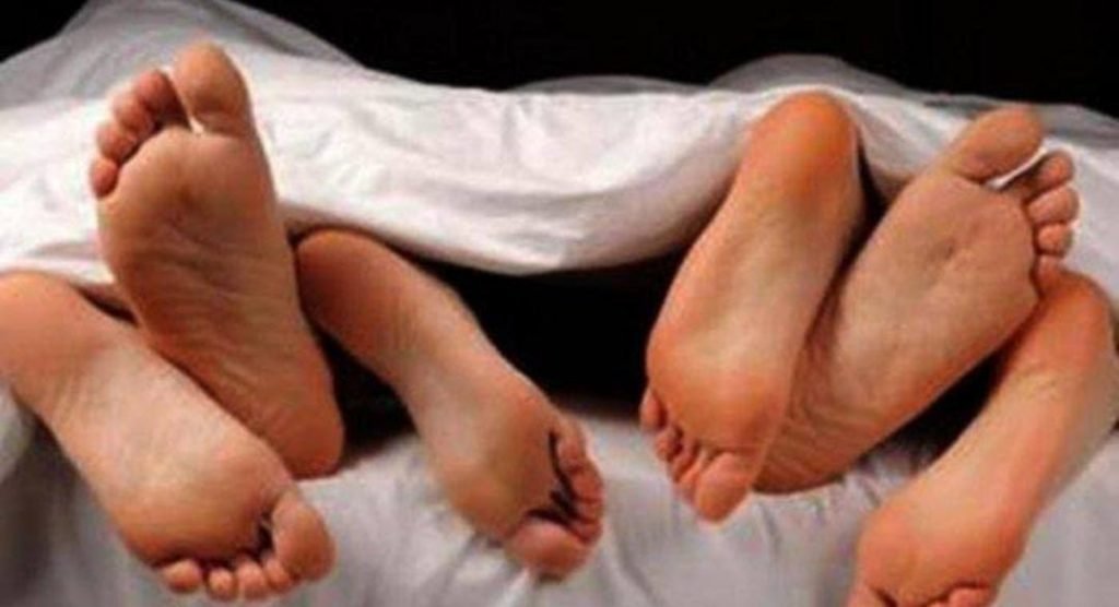 Tak Sanggup Layani Istri Berlibido Tinggi, Suami Jual Istri dan Ikut Main Threesome