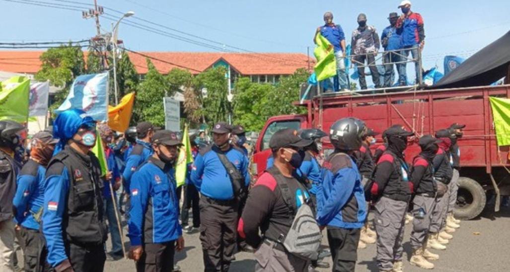 Ratusan Buruh SPSI Grudug DPRD JATIM Untuk Tolak UU Omnibus Law