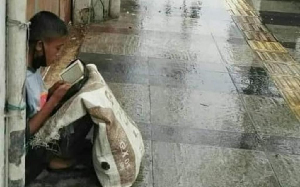 Viral Foto Bocah Pemulung Membaca Al-Qur’an Saat Berteduh Di Trotoar Jalan