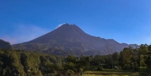 Gunung Merapi Keluarkan Guguran Material  Terpantau Jarak Luncur 3 km