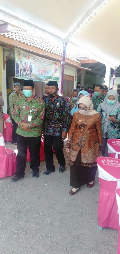 Bupati Jombang Hj. Mundjidah Wahab Serahkan Sertifikat Program PTSL
