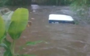 Mobil Offroad Hanyut Terbawa Arus Saat Akan Dicuci, Ini Ceritanya