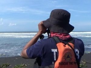 Memancing Dengan Teknik Casting, Pemuda di Lumajang Terbawa Gelombang